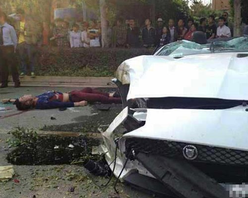 组图:昆明豪车飙车肇事 司机弹出车外当场身亡