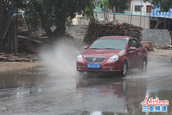 三亚大雨后路面存积水 车辆涉水通行(图)