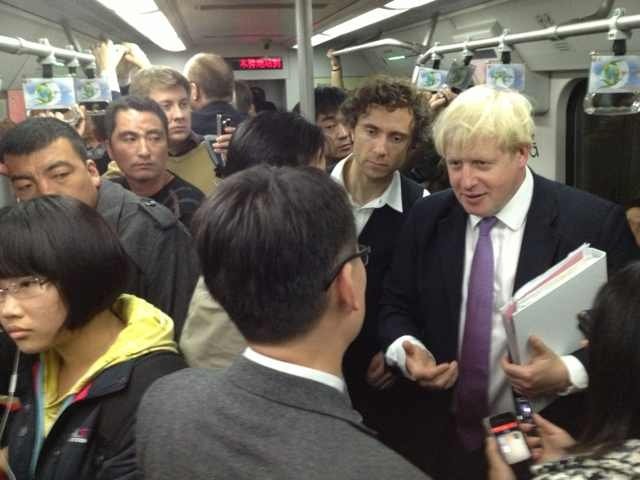 今日下午，伦敦市长鲍里斯・约翰逊Boris Johnson体验北京地铁一号线，乘坐地铁一号线从西单到公主坟站。摄影 韩萌