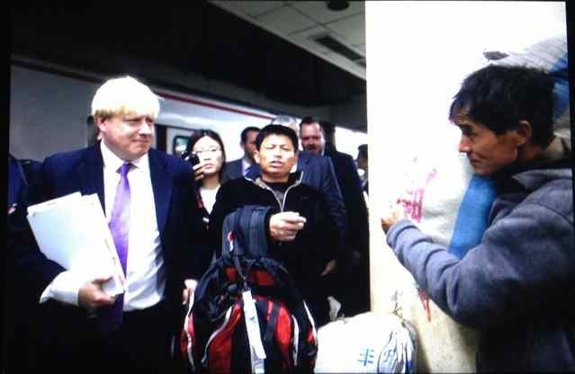伦敦市长体验北京地铁1号线：干净有序，就是人多