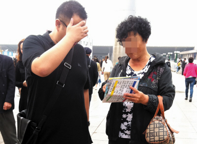 正规旅行社"一日游"绝迹 站前黑导游仍坚守