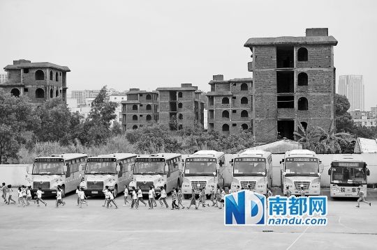 如今的学校地处最大的羊台山山麓,旁边是龙华偏僻的图片烂尾楼,经常有帘别墅水波高窗别墅图片