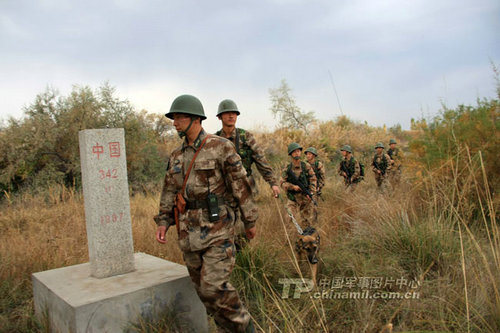 资料图:中国边防官兵徒步巡逻.