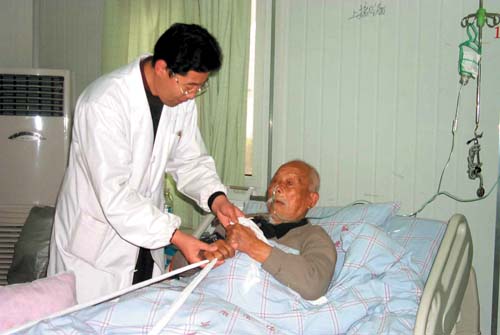 79岁患癌老人自己动手术 切掉一根肠子扔下水
