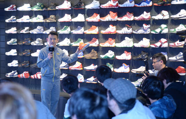 组图:勒布朗-詹姆斯系列球鞋展览北京站