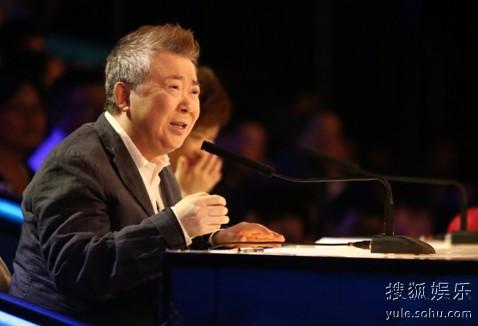 图：香港电影金像奖主席文隽对陈欢表示欣赏，却遭到现场“逼宫”。