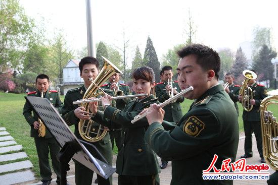 媒体新闻滚动_搜狐资讯   军乐队的萨克斯手韩佳奇说:"我今年29岁,小