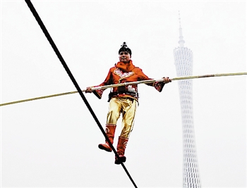 "高空王"明挑战黄崖关长城- 天视公共频道直播阿迪力高空走钢丝(图)