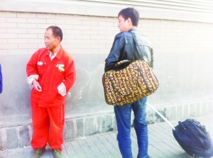北京一名环卫工人英语指路走红 已年过半百