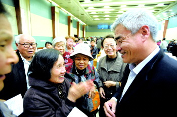 讲座结束后,很多读者向徐展望教授请教.