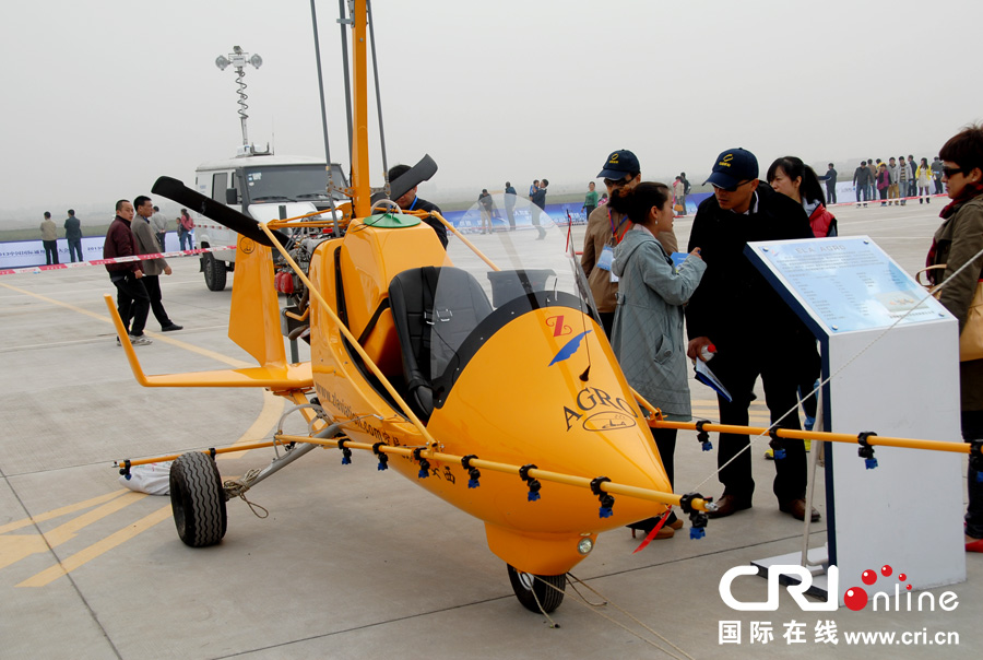 本届通航大会飞机静态展在蒲城内府机场举行