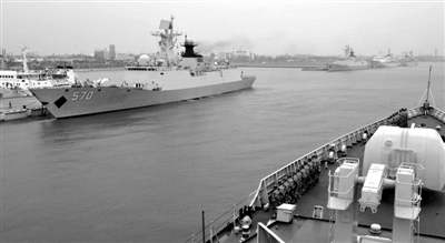 昨日上午，南海舰队远航编队驶离湛江某军港前往预定演习海域。昨日，海军赴西太平洋海域举行代号为“机动-5号”的远海实兵对抗演习。新华社发