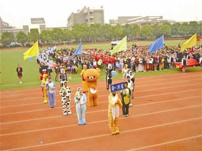 高中生秋季运动会 上演服装秀(组图)