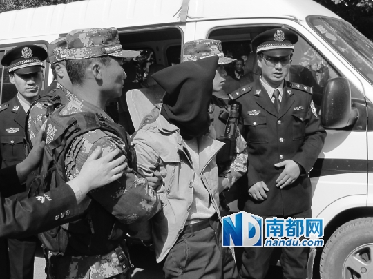 昨日,疑犯麻永东被押解回案发地彭阳县,进行现场指认。新华社发