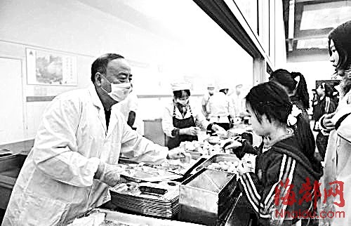 杭州文澜中学校长在食堂给学生打饭9年(图)