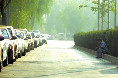 北京违规停车场繁多 黑收费行为猖獗