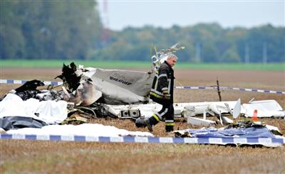比利时一小型飞机机翼折断坠毁10名跳伞者死