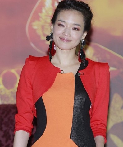 袁咏仪章子怡变"胖挫怪"搭错垫肩装高垫肩,在这几年似乎有开始峰回路