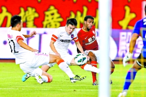穆里奇在比赛中的受伤倒地让广州球迷捏了一把汗，所幸只是一场虚惊。本报记者 廖艺 摄