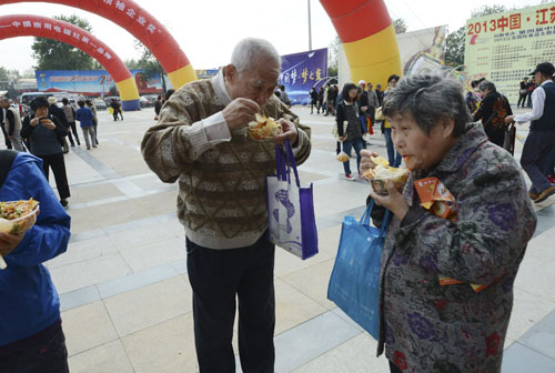 南京餐饮博览会盛大举行 美食遭群众疯抢(图)-