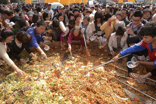 南京餐饮博览会盛大举行 美食遭群众疯抢(图)