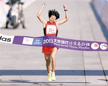 北京国际马拉松赛鸣枪- 津师大女生张莹莹夺冠(图)