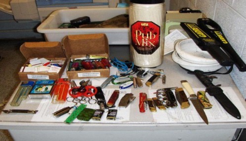 警方从夏沃包里搜出的大量危险破坏性物品