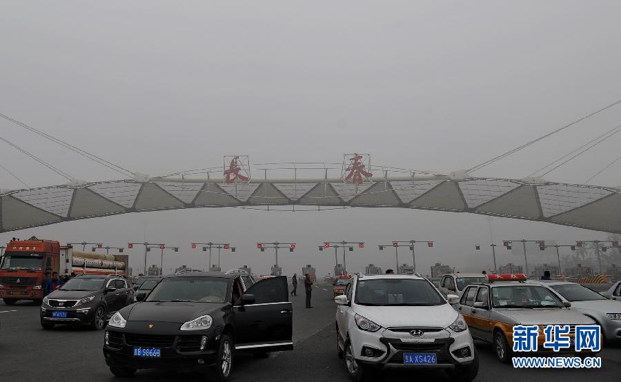 高清:东北多地遭遇重度雾霾天气 多条高速