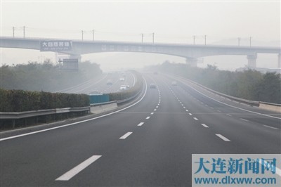 图为昨晨沈海高速三十里堡至瓦房店路段的大雾天气.本报记者王华 摄