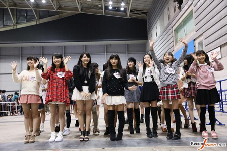 将于11月10参加AKB48团体草案会议的29名候补新人，与AKB48各团队的队长进行了初次碰面