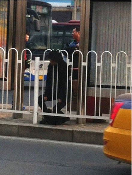 北京中关村一女子脖子卡入公交站护栏(组图)