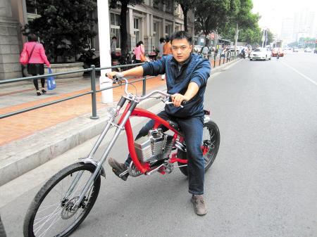 男子花半年时间自制哈雷自行车 上街引围观/图