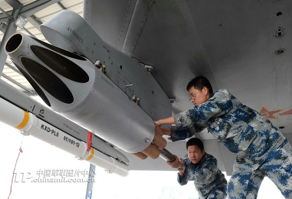 10月20日,南方某机场,广空航空兵某团机务官兵正在为战机实弹打靶做