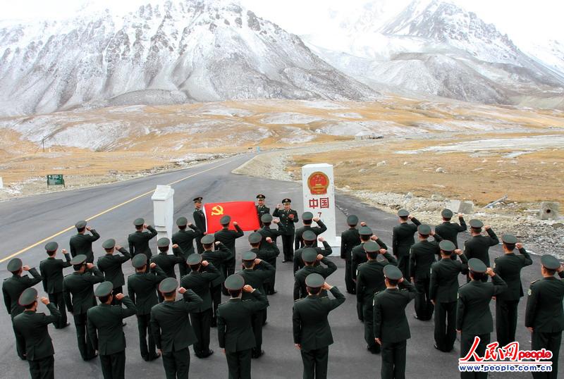 高清:新疆军区边防团党委正、副书记擦拭界碑