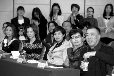 左起央视主持人朱迅、董卿、敬一丹、李瑞英和综艺频道总监张晓海