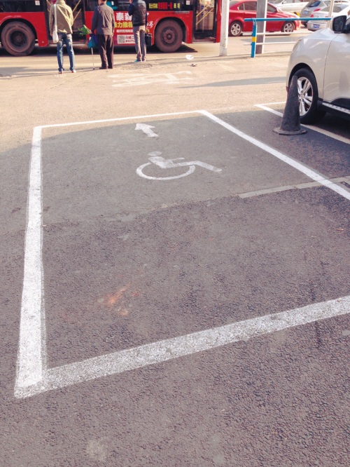 大码轮椅停车位专供残疾人停车(图)