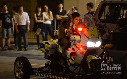 早先港媒拍到韩星崔始源在香港街头为《赤盗》拍摄飞车戏