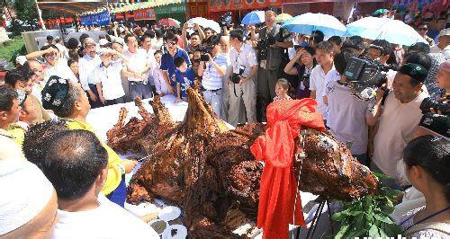 新疆胡杨文化旅游节开幕 350公斤烤骆驼遭疯抢