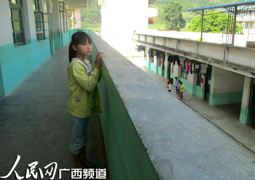 韦祥轻(韦金蝶父亲)电话:13647878779 银行账号:1615011010042348