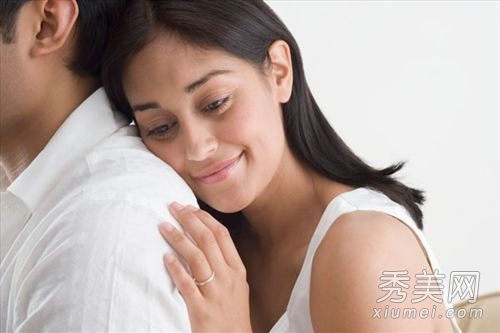 女性平躺下来脸向上并将双腿张开,男性将一只脚进女性的大腿
