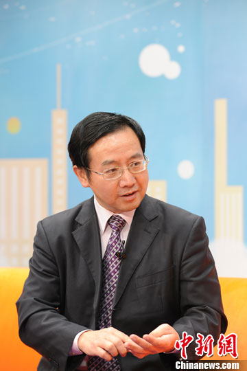 2013年10月24日,中国教育科学研究院研究员储朝晖做客中新网《新闻大家谈》,深度解读北京高考改革方案。 中新网记者 张龙云 摄