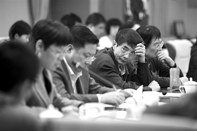 昨日，国家民委研究室退休干部黄飞（右二）在倾听其他代表发言。新京报记者 赵亢 摄