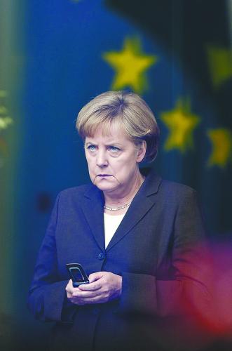 美国国家安全局可能监听德国总理默克尔的手机，23日以来美德发生激烈外交冲突。图为默克尔使用手机的资料照片。