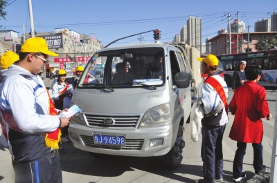 兰州:中学生体验交警艰辛工作(图)