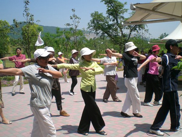 大妈跳广场舞被泼粪 清早噪音居民齐难忍(组图)