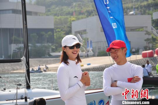 第七届中国杯帆船赛25日在深圳开幕，图为在深港拉力赛中暂列博纳多40.7统一设计组别冠军的华帝号。　中国杯帆船赛　摄