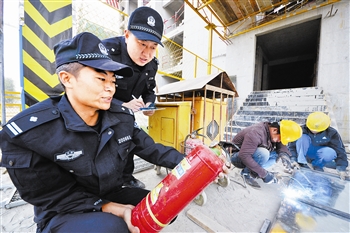 民警深入辖区建筑工地排查火灾隐患,重点检查工地消防设施和宿舍用电