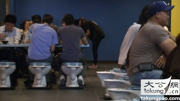 美华人开厕所餐厅:桌椅是马桶 卤肉饭像"便便"(组图)