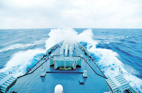 资料图:参加海军"机动-5号"实兵演习的广州舰破浪前行.