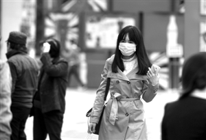 宁波东门口，市民戴着口罩出行 记者 贾东流 摄